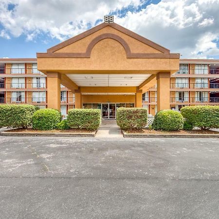 Budgetel Inn & Suites Forest Park Exterior photo
