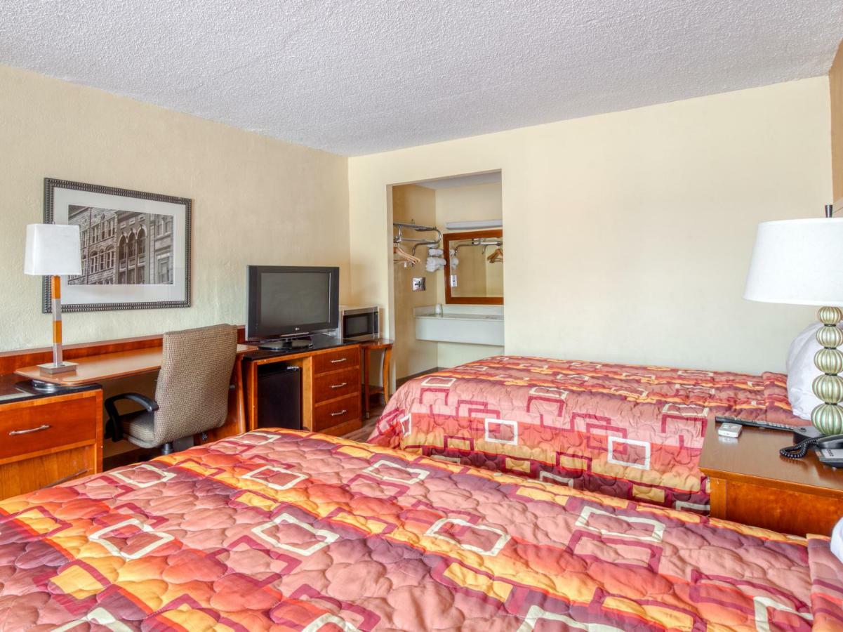 Budgetel Inn & Suites Forest Park Exterior photo