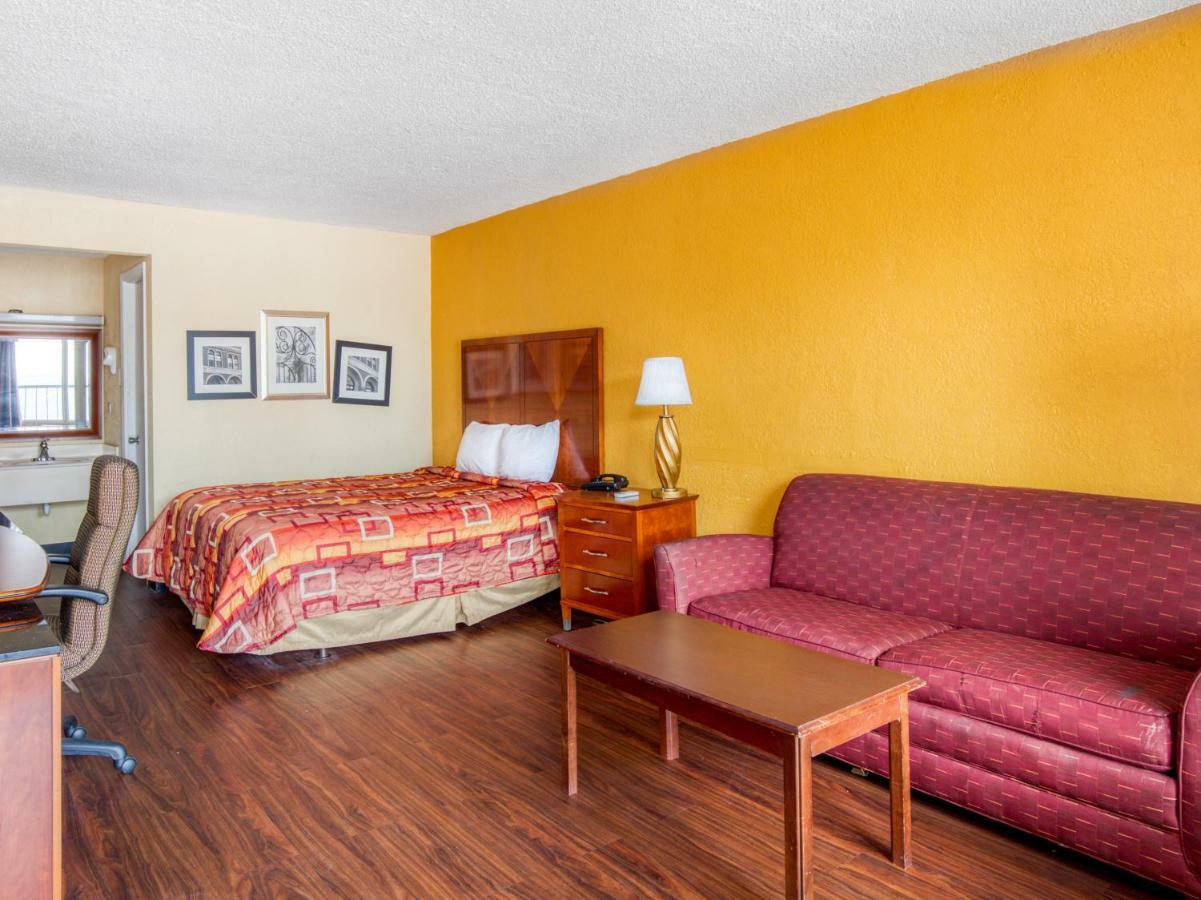 Budgetel Inn & Suites Forest Park Exterior photo