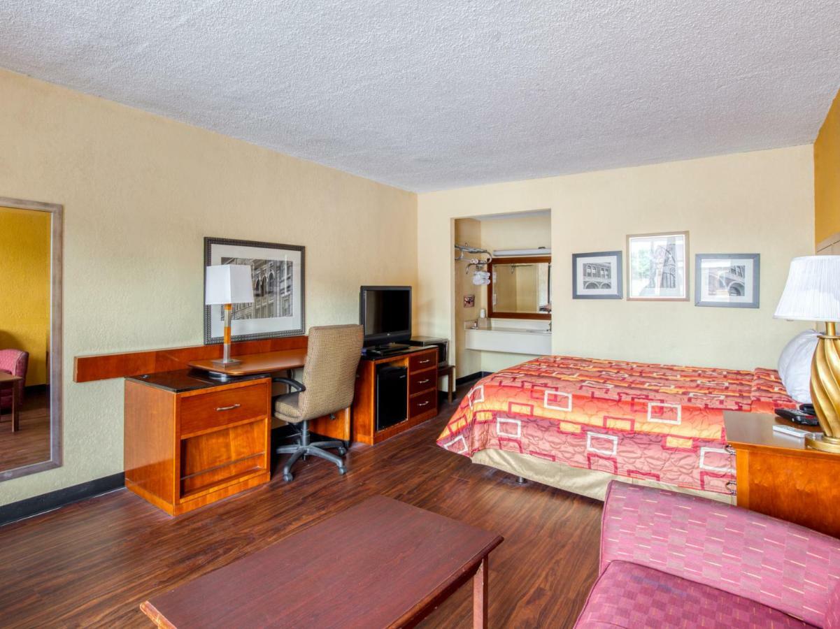 Budgetel Inn & Suites Forest Park Exterior photo