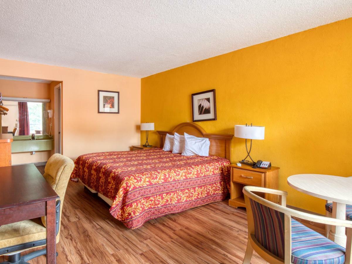 Budgetel Inn & Suites Forest Park Exterior photo