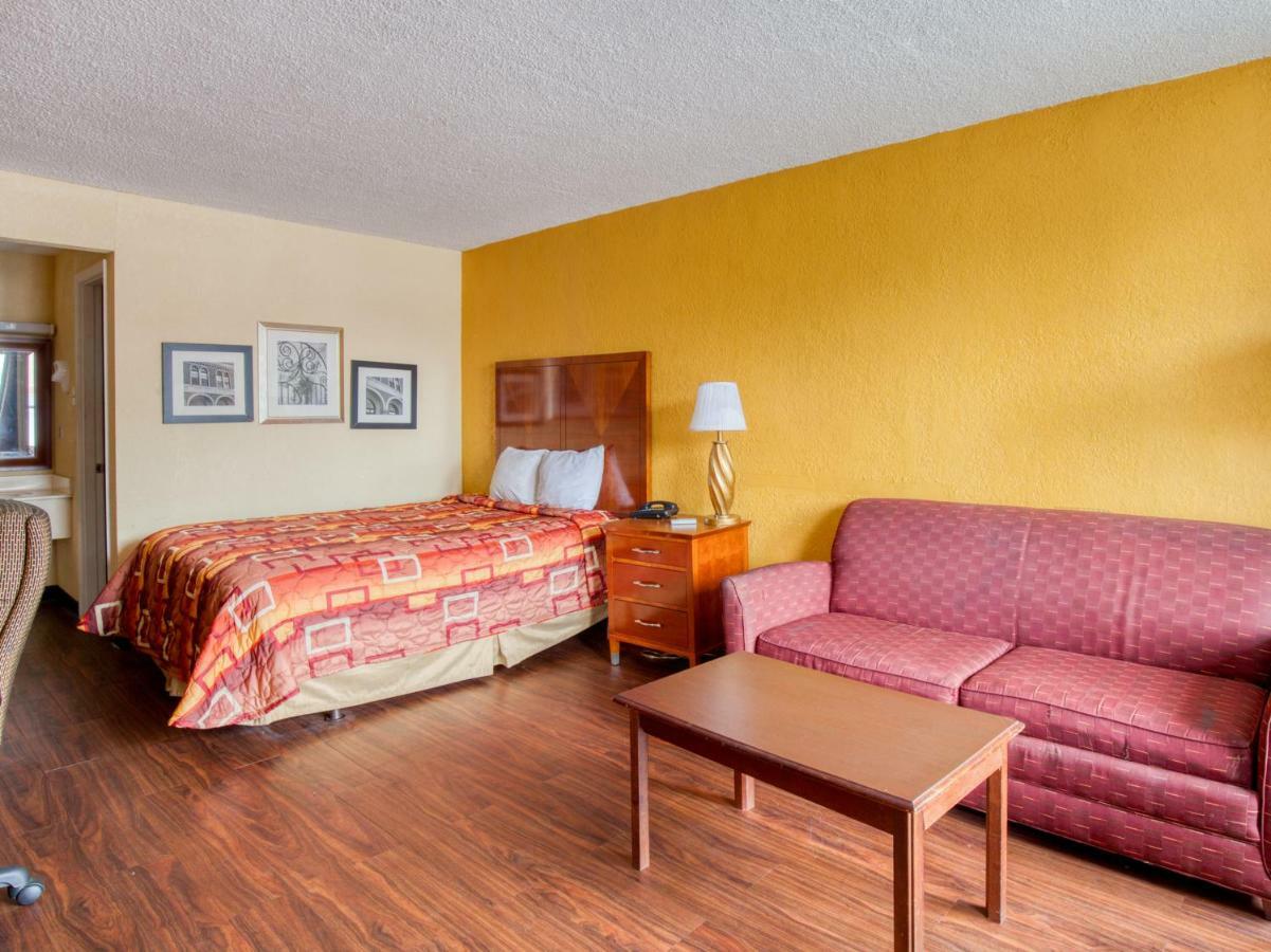 Budgetel Inn & Suites Forest Park Exterior photo