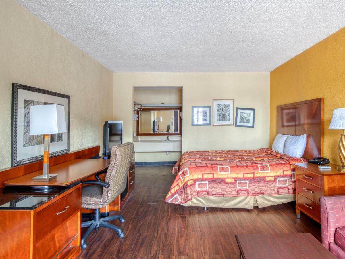 Budgetel Inn & Suites Forest Park Exterior photo